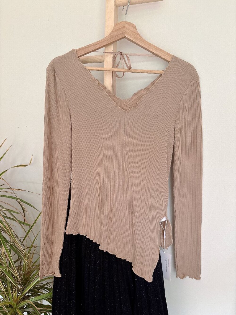 Ribbed Scalloped Tie-Back Top – Size Small